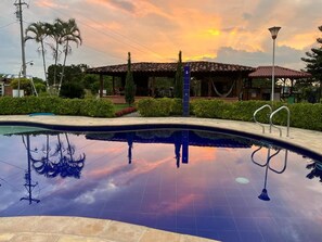 Una piscina al aire libre