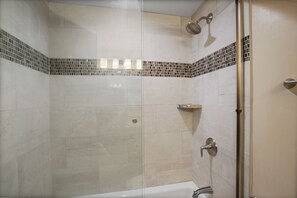 Ensemble douche/baignoire, sèche-cheveux, serviettes fournies