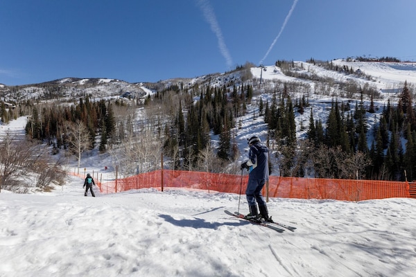 Skiing next to complex