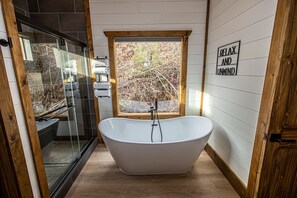 Badewanne, Haartrockner, Handtücher, Seife