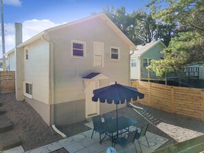 Outdoor dining - River City Retreat near Zoo/Expo/Airport/Churchill + Arcade (Louisville)