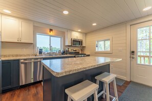 Kylskåp, mikrovågsugn, ugn och spishäll