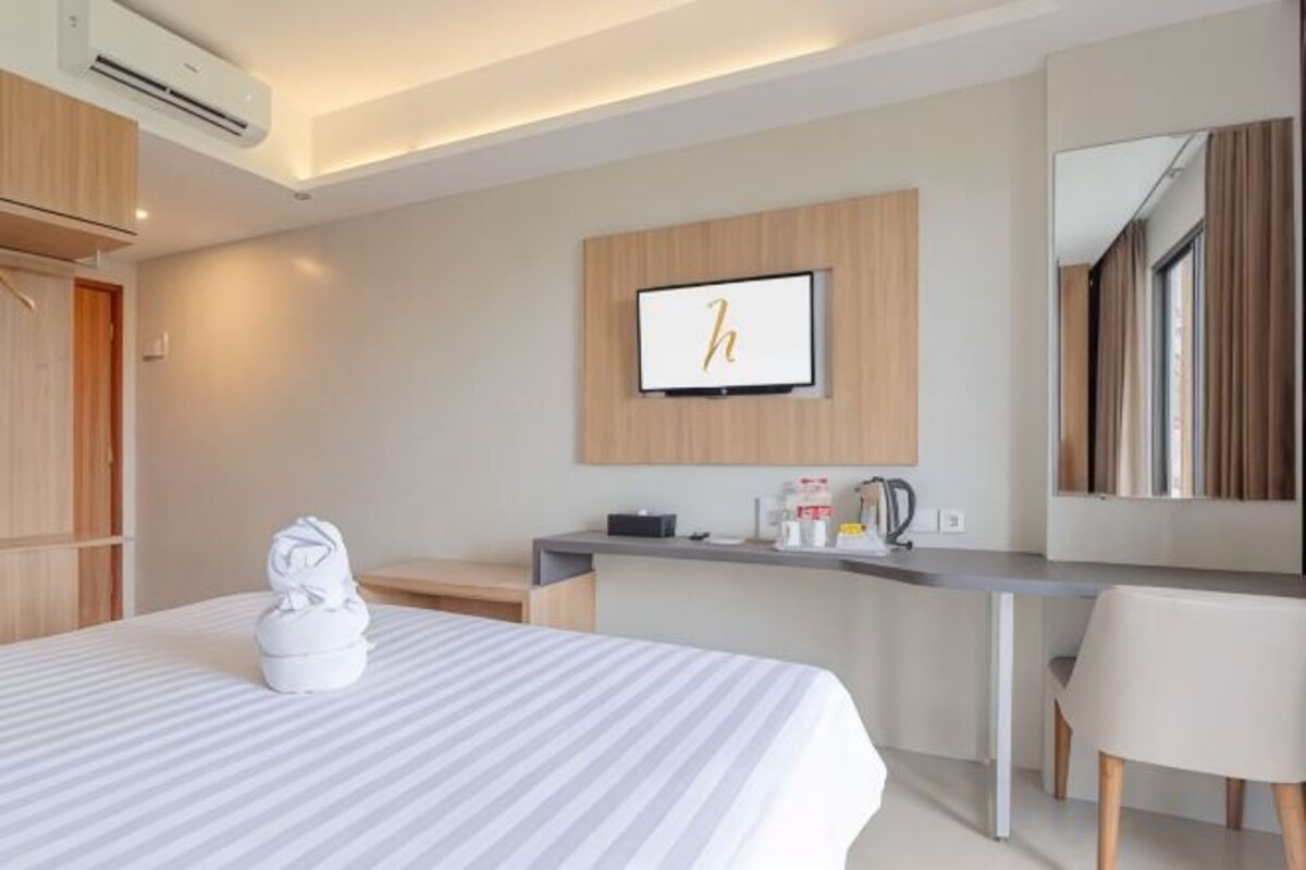 Premium bedding, pillowtop beds, desk, WiFi (free)