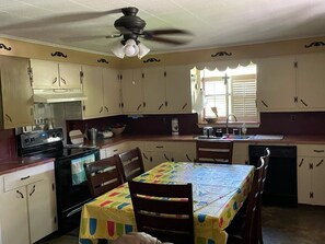 Private kitchen - Water Front Cabin on Toledo Bend - Louisiana (Florien)