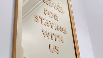 Se ve un espejo con el mensaje “Gracias por hospedarse con nosotros” y el nombre del hotel “PENSHURST HOTEL” reflejado.