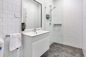 Deluxe Double Room, 1 Queen Bed, Balcony | Bathroom - Penshurst Hotel (Penshurst)