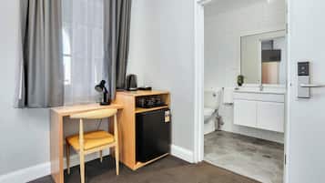 Colchones con pillow-top y caja de seguridad en la habitación