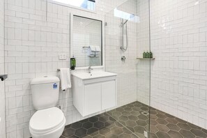 Deluxe Double or Twin Room | Bathroom - Penshurst Hotel (Penshurst)