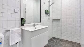 Doppia Deluxe, 1 letto queen, balcone | Bagno | Doccia, asciugacapelli, asciugamani, sapone