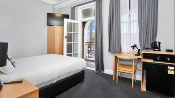 Habitación Deluxe doble, 1 cama de matrimonio, balcón | Colchones con acolchado adicional, caja fuerte, escritorio