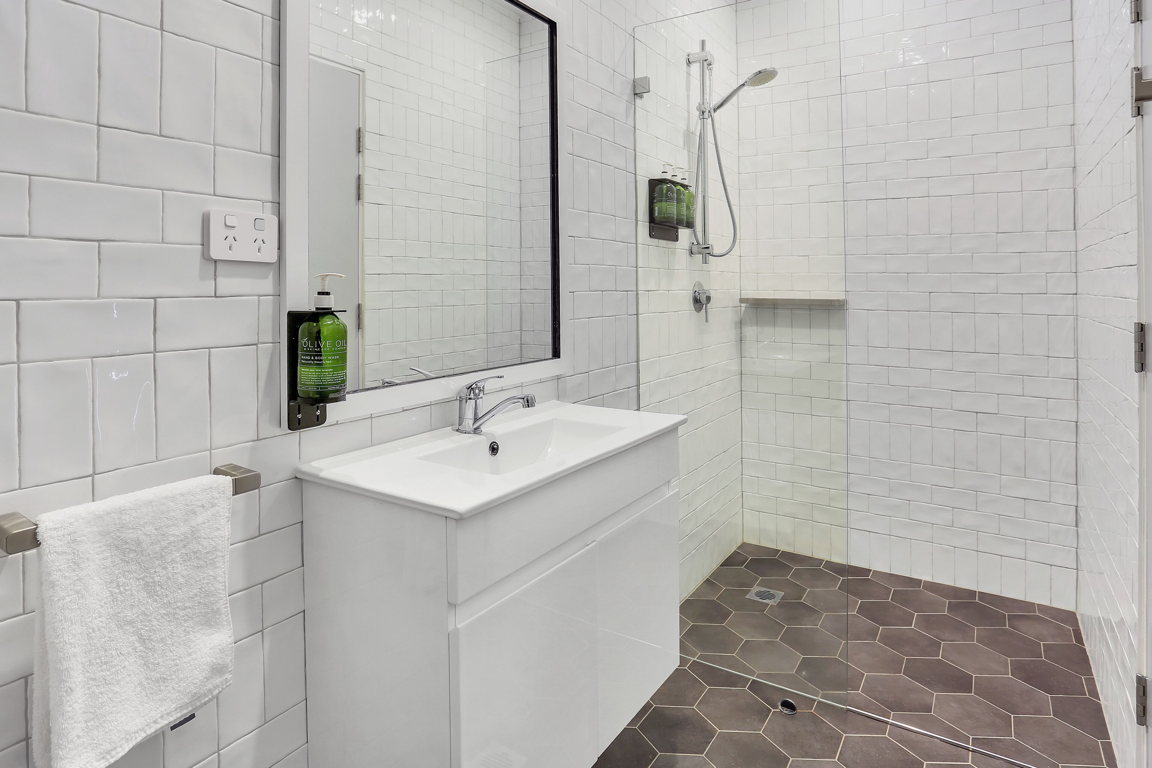 Deluxe Double Room, 1 Queen Bed | Bathroom