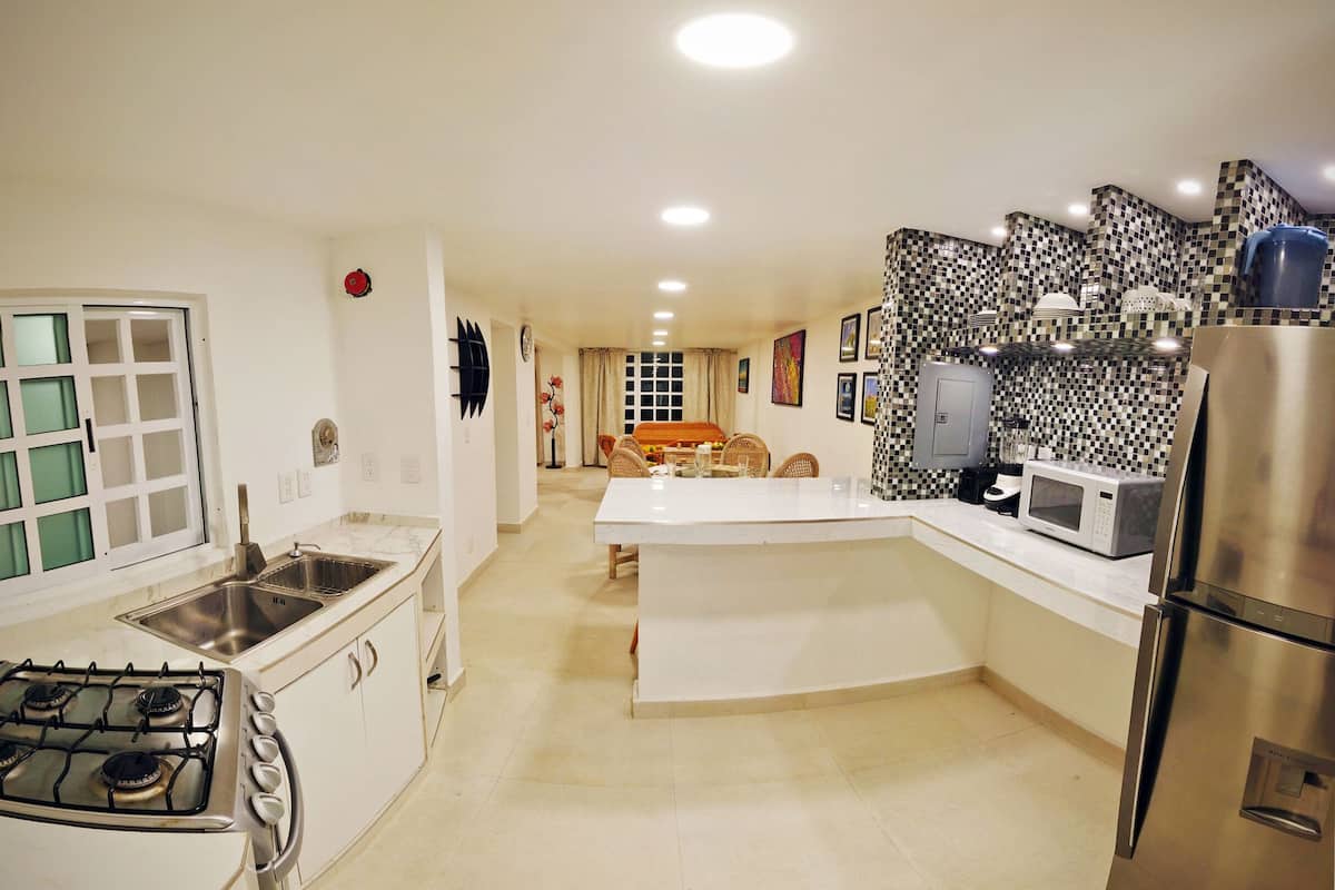 Villa Élite | Cuisine privée | Grand réfrigérateur, micro-ondes, four, plaque de cuisson