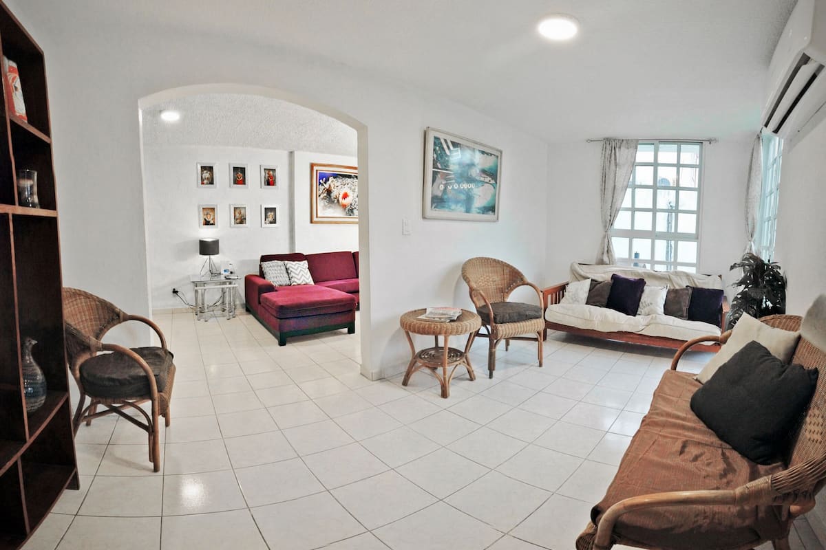 Villa Familiale | Coin séjour | TV connectée de 55 pouces avec chaînes numériques, télévision, Netflix
