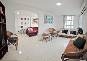 Family Villa | Living area | 55-inch Smart TV with digital channels, TV, Netflix - HominngBird (Acapulco)