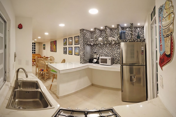 Villa Elite | Cocina privada | Refrigerador con congelador, microondas, horno y parrilla de estufa