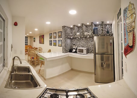 Elite Villa | Private kitchen | Full-size fridge, microwave, oven, stovetop