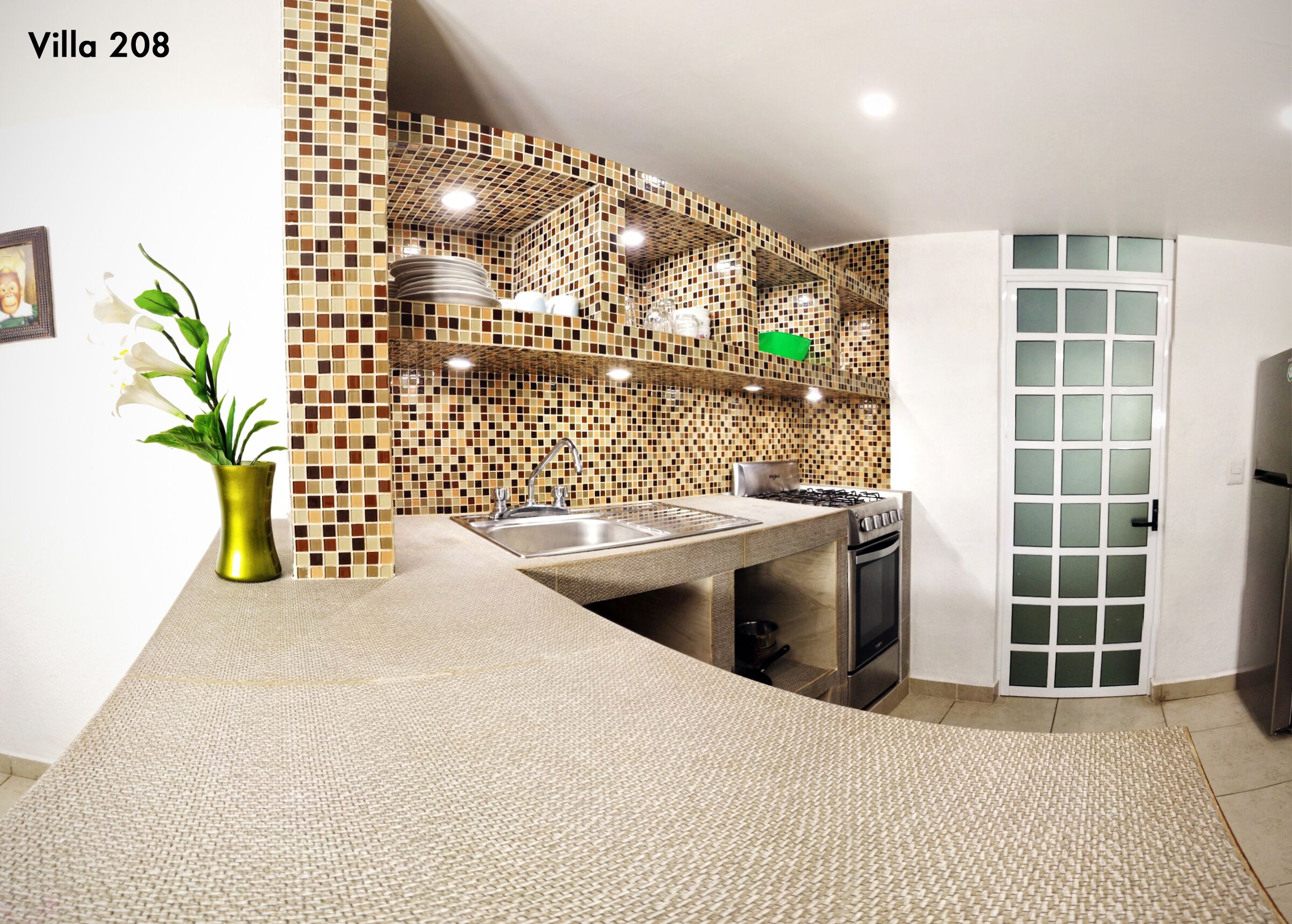 Refrigerador con freezer, microondas, horno, placa de cocina