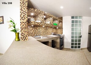 Senior Villa | Private kitchen | Full-size fridge, microwave, oven, stovetop - HominngBird (Acapulco)