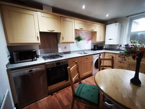 Fridge, microwave, oven, stovetop - 2 Bed Flat - Sleeps 4 - Parking - Wifi (London)
