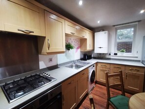 Fridge, microwave, oven, stovetop - 2 Bed Flat - Sleeps 4 - Parking - Wifi (London)