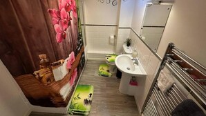 A bathroom with a shower curtain, toilet, sink, and mirror. - London - 2 Bed Flat - Sleeps 4 - Parking - Wifi (London)