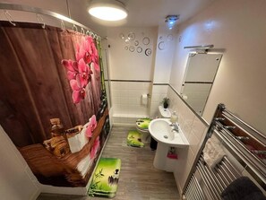 Shower, towels - 2 Bed Flat - Sleeps 4 - Parking - Wifi (London)