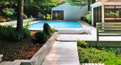 Contemporary home with pool and tennis court, 3 mins from Sugarbush