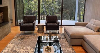 Contemporary home with pool and tennis court, 3 mins from Sugarbush