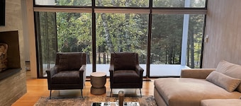 Contemporary home with pool and tennis court, 3 mins from Sugarbush