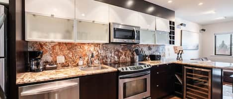 Frigorífico, microondas, horno y placa de cocina