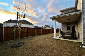 Outdoor dining - Luxe Living 4-bedroom with Fireplace, Fire Pit, & Game Room (Little Elm)