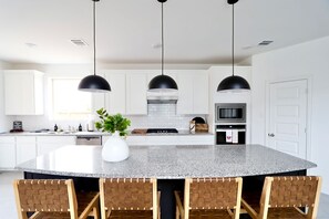 冰箱、微波炉、烤箱、炉灶