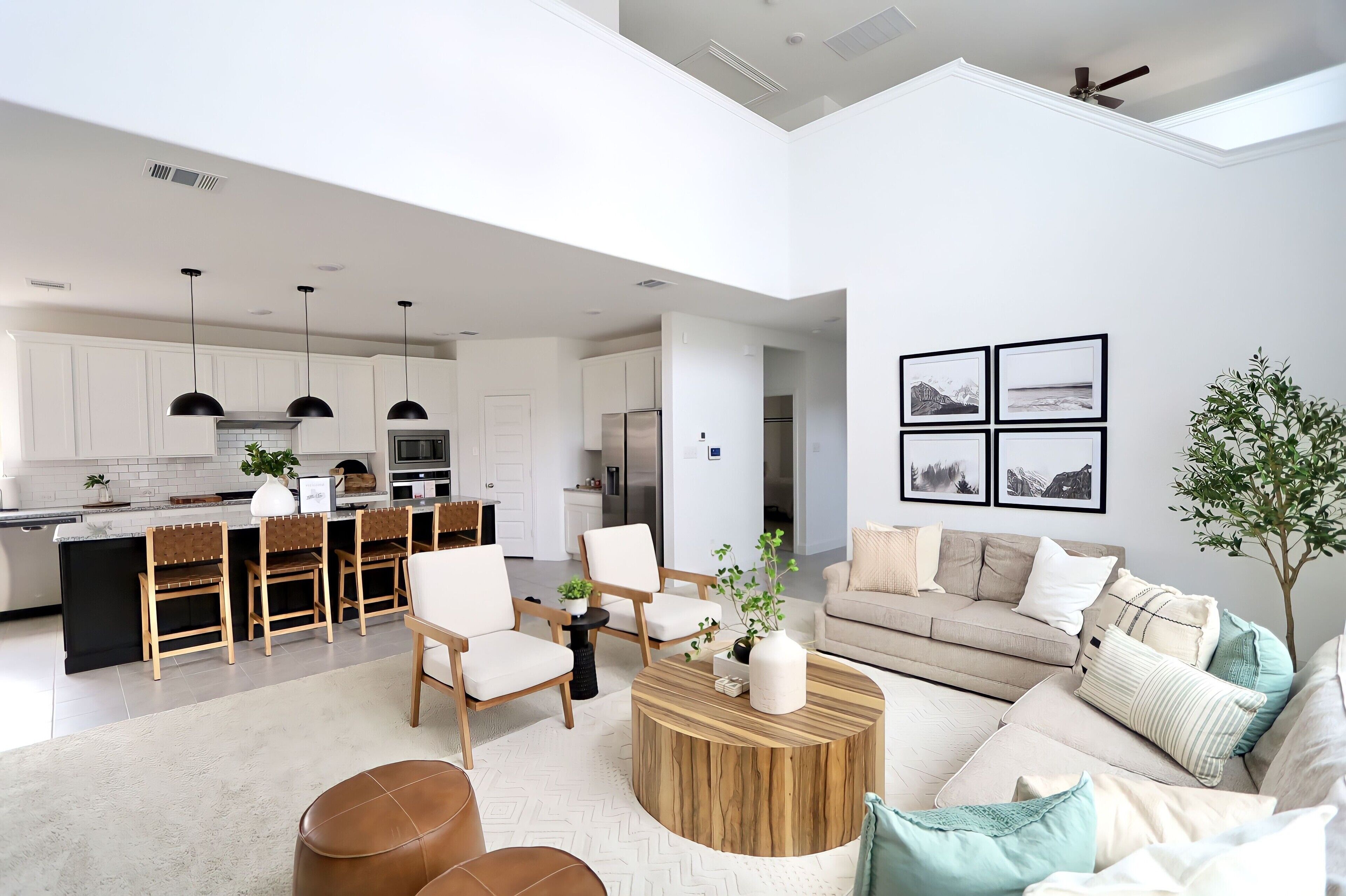 Calming 4-bedroom with Fireplace, Fire Pit, & Game Room