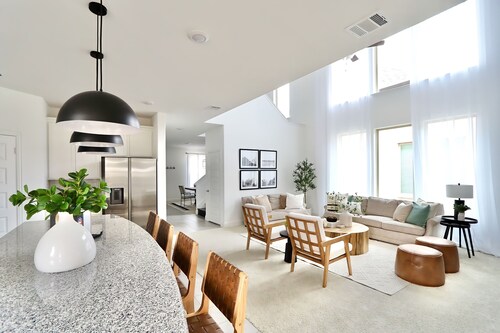 Luxe Living 4-bedroom with Fireplace, Fire Pit, & Game Room