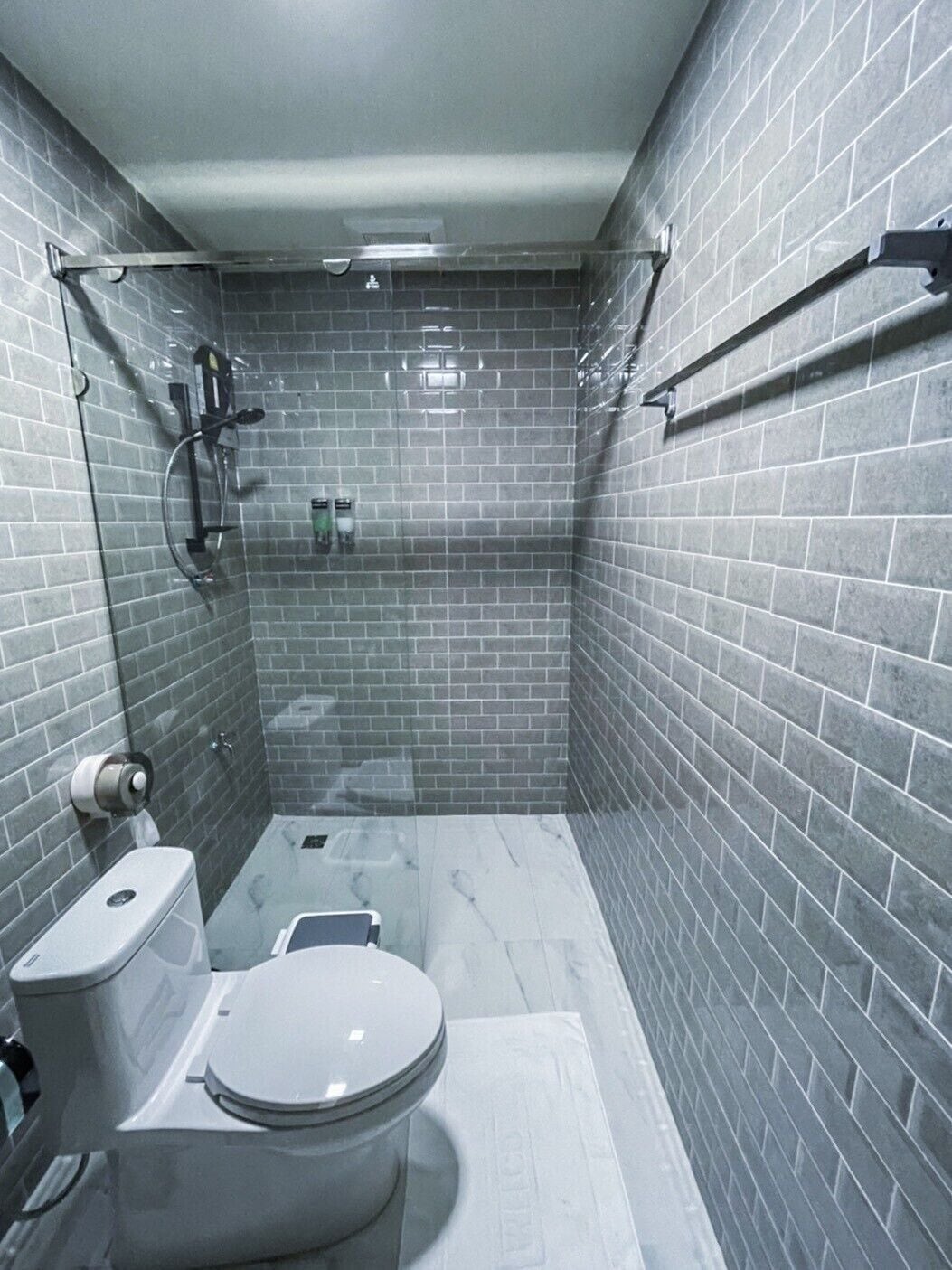 Deluxe Room | Bathroom | Slippers