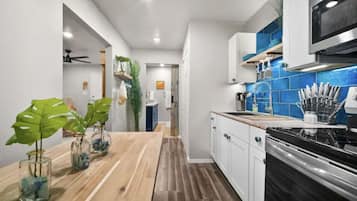 雪櫃、微波爐、焗爐、爐具