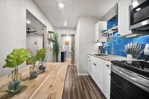 Fridge, microwave, oven, stovetop - Waikiki Villa 8min-Downtown. Secluded w fire pit (Eureka Springs)