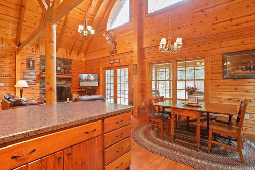 Modern Log Cabin, Great for Families -- Close to Many Attractions! Game Room!