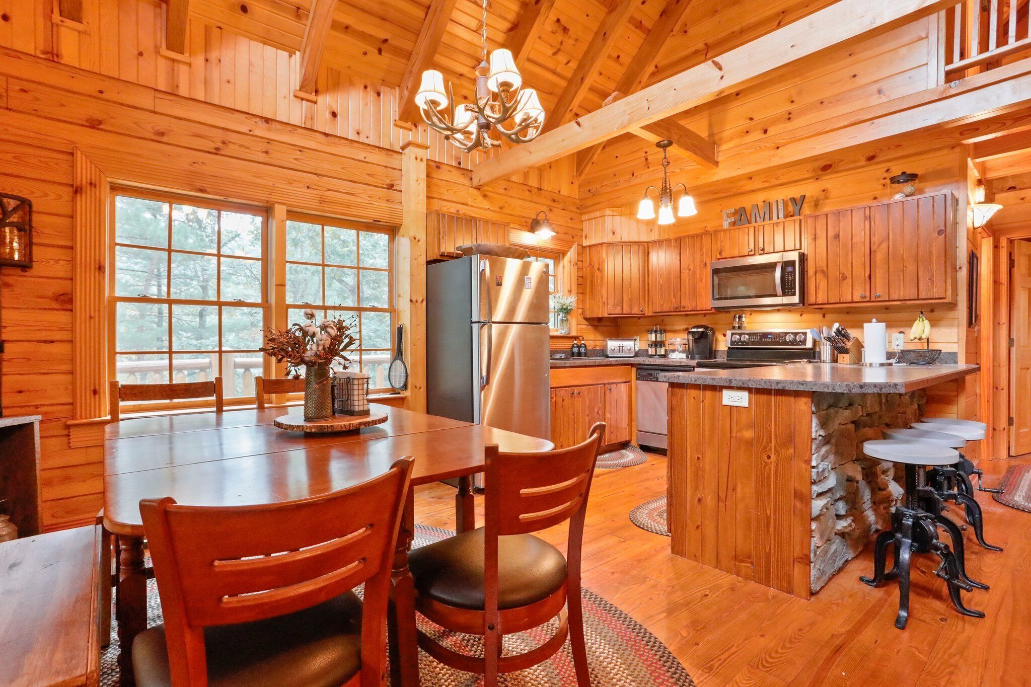 Modern Log Cabin, Great for Families -- Close to Many Attractions! Game Room!