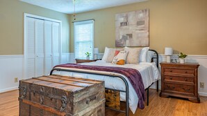 A bedroom with a bed, a chest of drawers, a ceiling fan, and a window with blinds. - 4BR Cozy Home, Close to UGA & Downtown Athens (Athens)