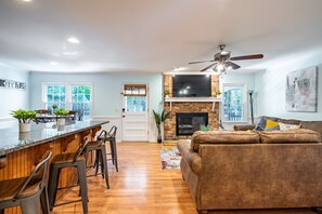 Smart TV - 4BR Cozy Home, Close to UGA & Downtown Athens (Athens)