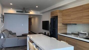 Departamento | Cocina privada | Refrigerador con congelador, microondas, horno y parrilla de estufa