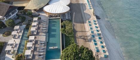 3 outdoor pools, free cabanas, pool umbrellas