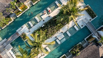 3 outdoor pools, free pool cabanas, pool umbrellas