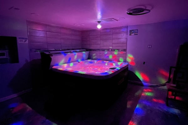 Entertainment Garage! Fully heated/air conditioned with a vibed-out HOTTUB!!