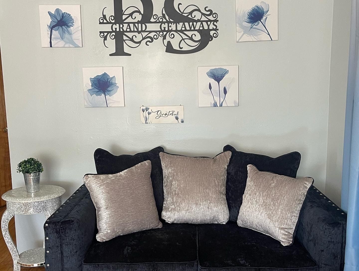 Adults Only Cozy home with Hot tub and Detached Entertainment Garage