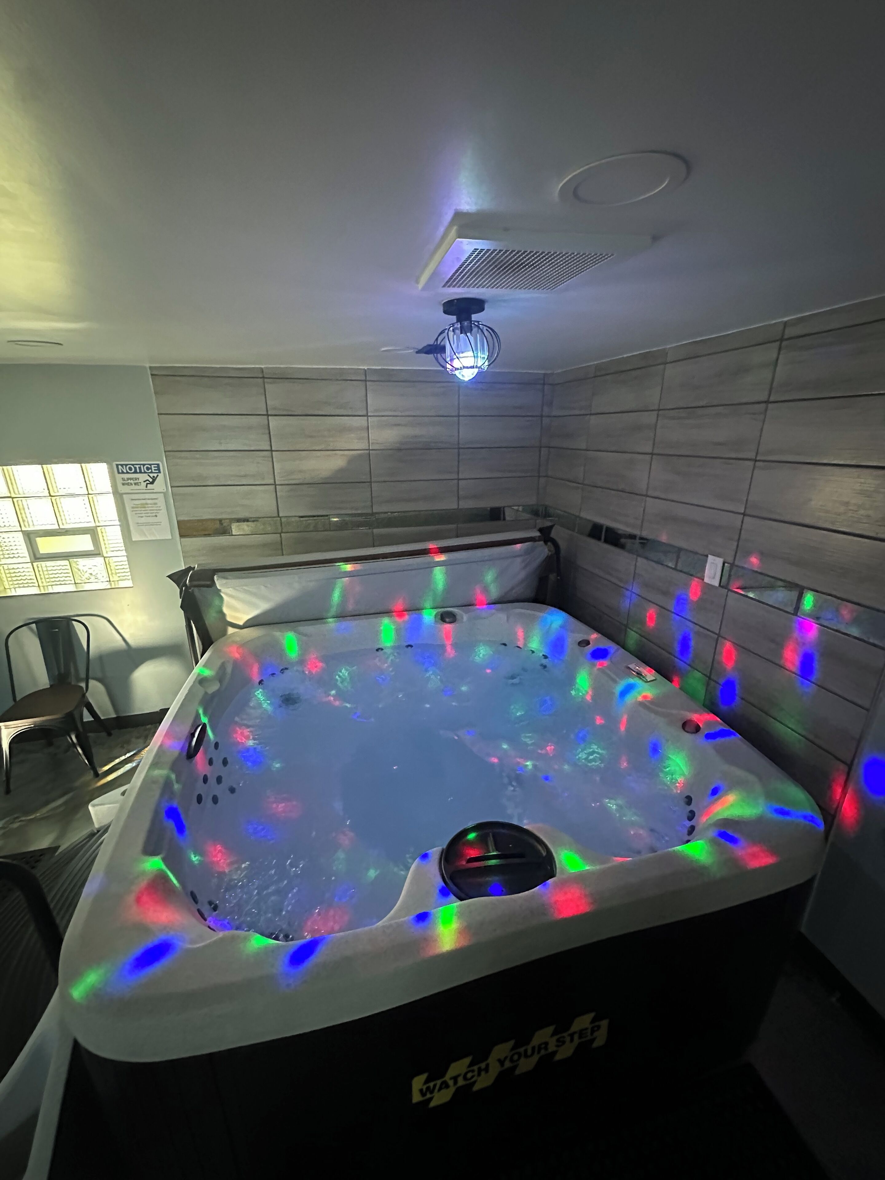 Entertainment Garage Hot tub and pool table- Heated-Airconditioned