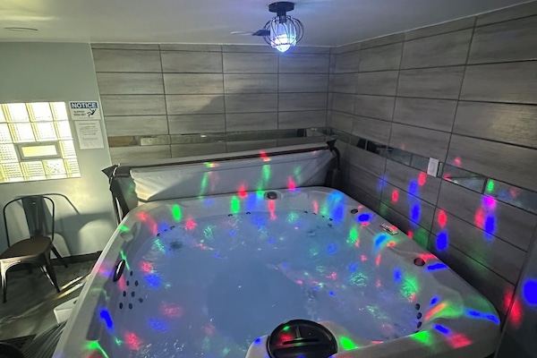 Entertainment Garage Hot tub and pool table- Heated-Airconditioned