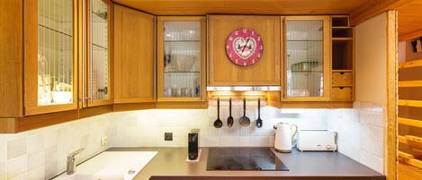 Køleskab, mikrobølgeovn, ovn, kogeplade