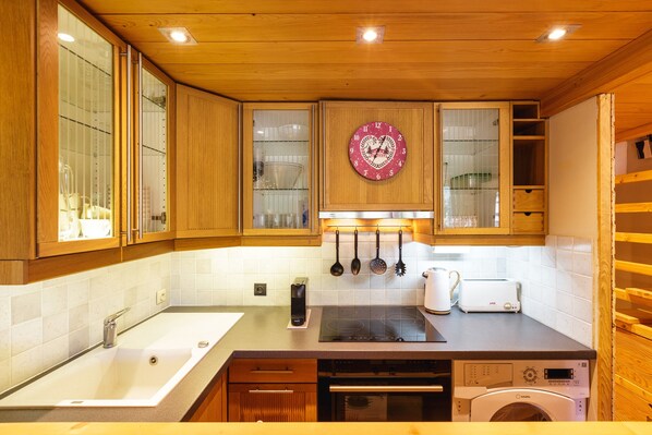 Køleskab, mikrobølgeovn, ovn, kogeplade